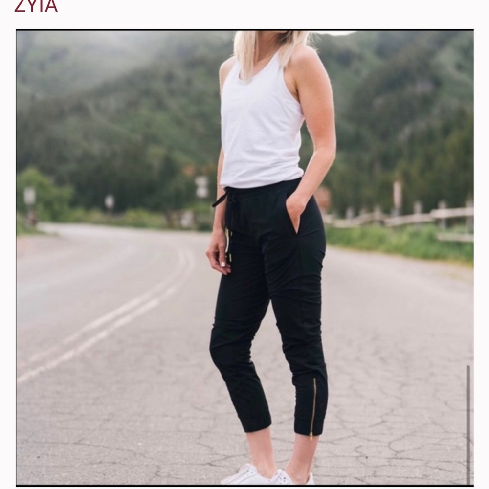 Black Zyia Everywhere Zipper Jogger size medium